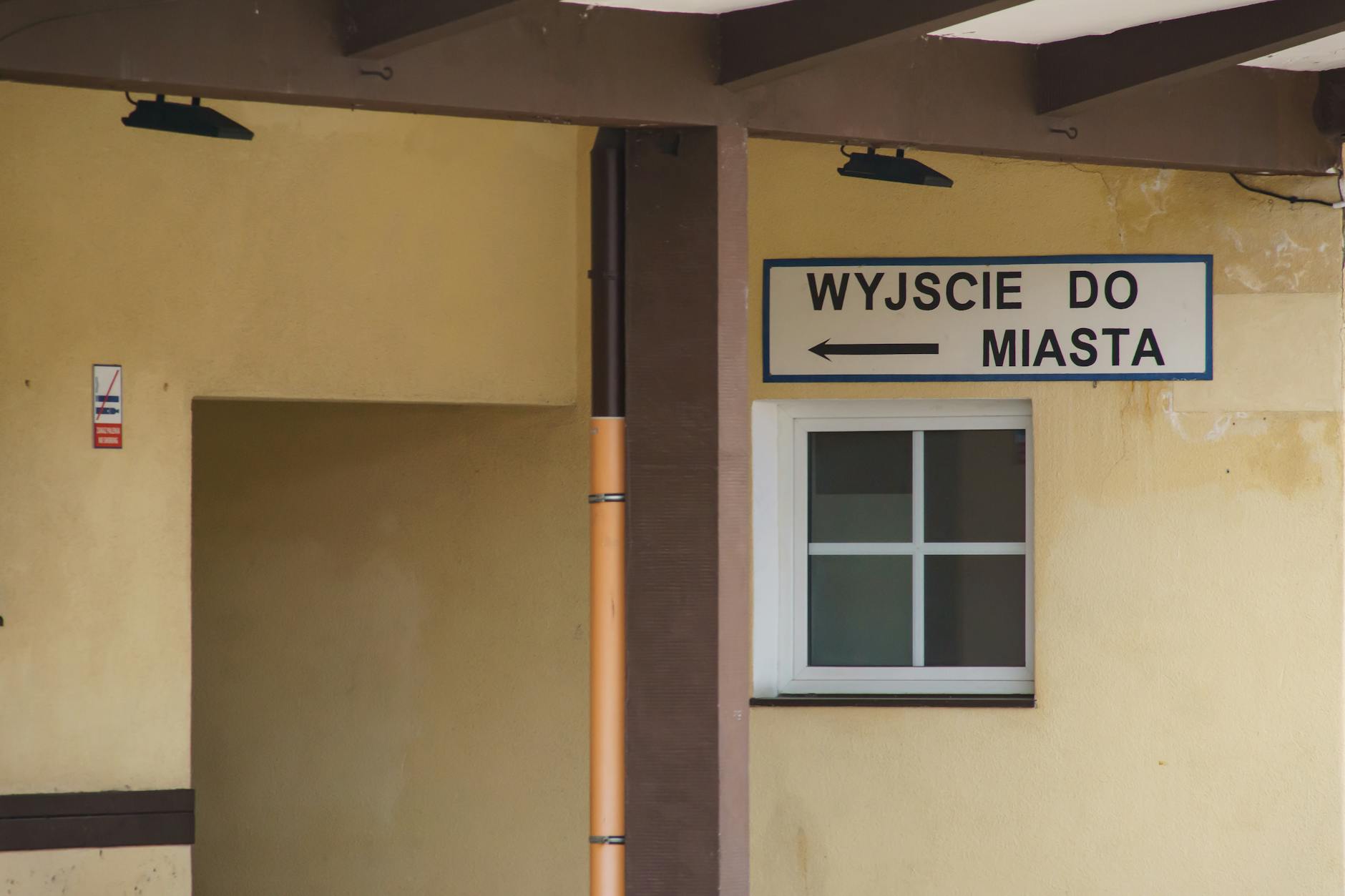 Grafika przedstawiająca kalendarz z zaznaczonymi datami, symbolizująca kolejki do specjalistów w Rybniku