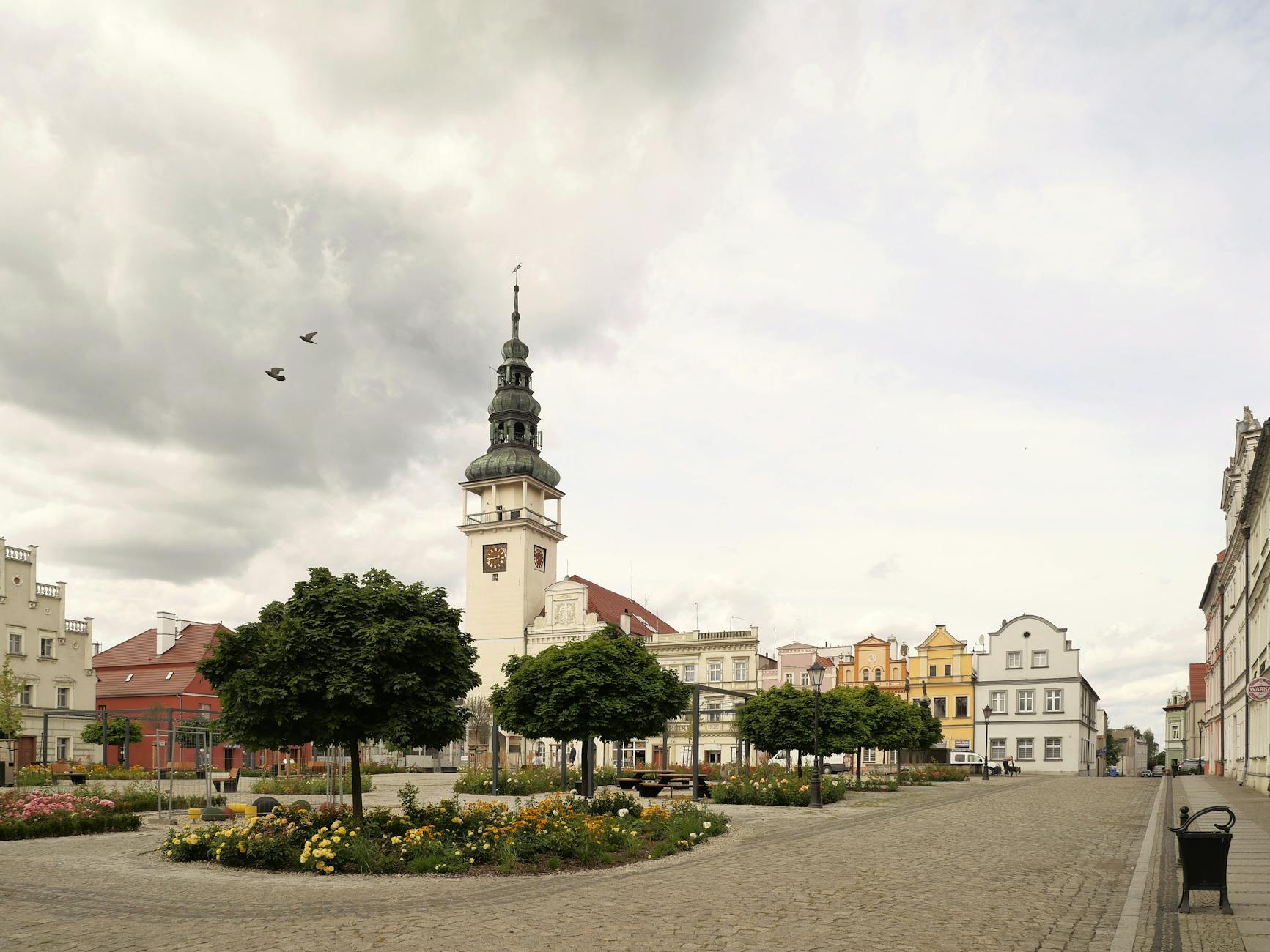 Ilustracja przedstawiająca mapę Rybnika z ikonami pogody i symbolami gry miejskiej, sugerująca Rybnik pogoda i gry miejskie.