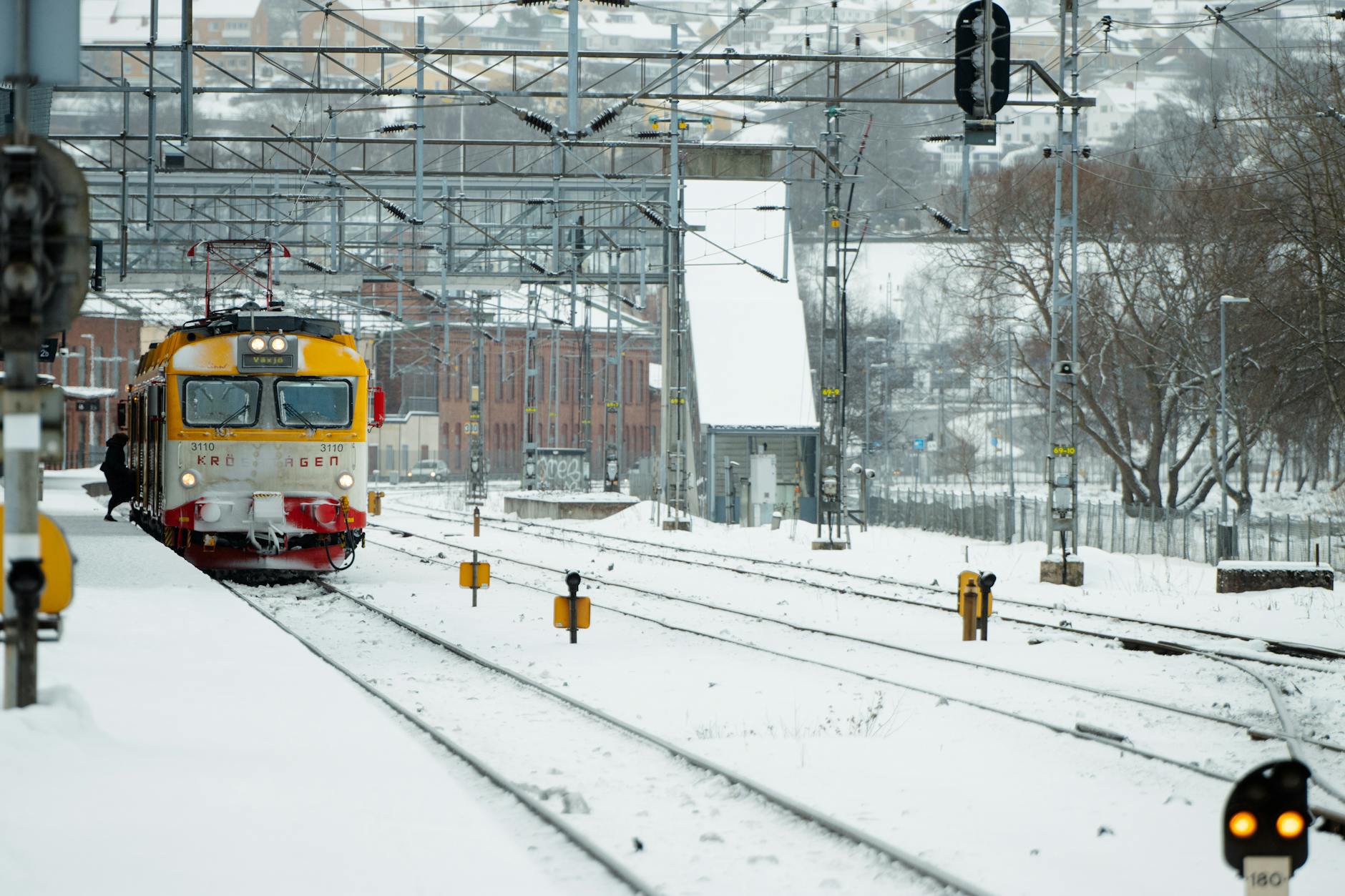 Grafika symbolizująca prognozę rynku pracy w Rybniku, pokazująca potencjalne braki w zawodach takich jak lekarz, nauczyciel, fryzjer i ratownik medyczny – barometr zawodów Rybnik 2026.