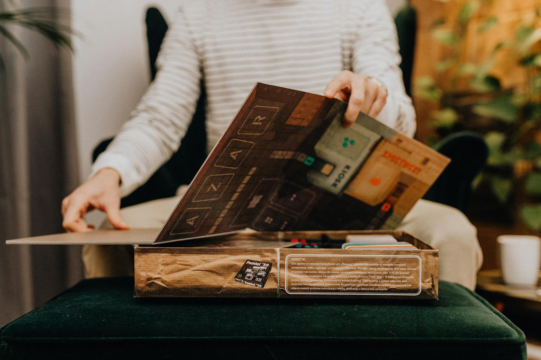 Zrzut ekranu z wynikami Google News pokazujący enigmatyczne tytuły artykułów o Rybniku, np. "Lars jest LOL" i "Chronologia wody".